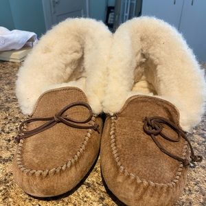 Ugg women’s slippers 10 tan